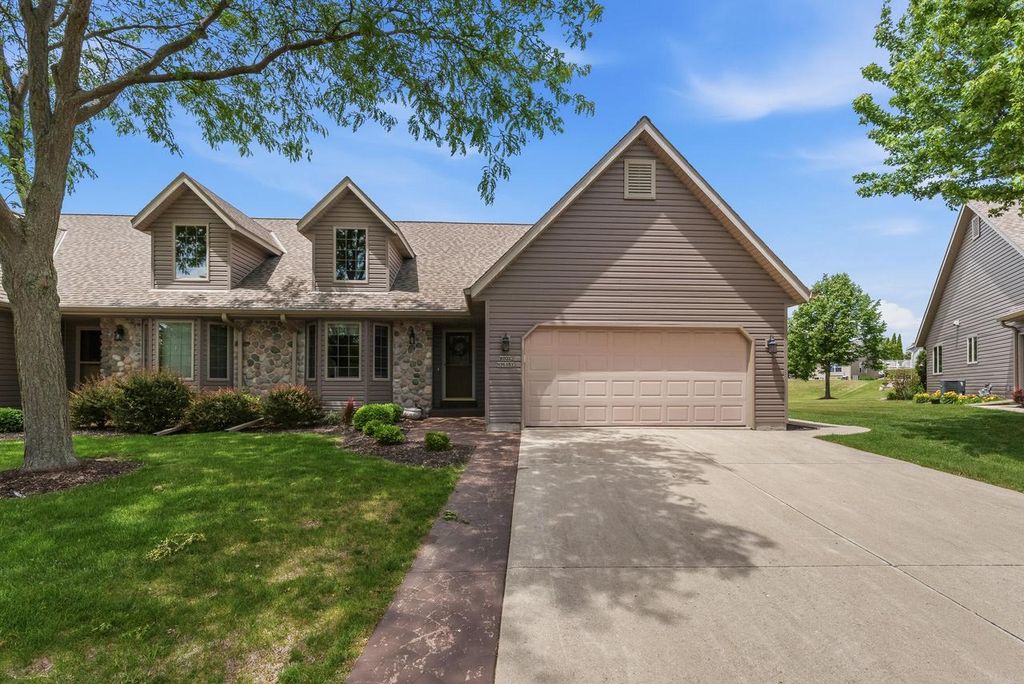 W203N16151 Pin Oak CIRCLE, Jackson, WI 53037