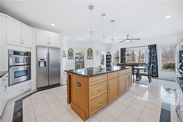 2440 Pierce Bluffs Dr, Hermitage, PA 16148