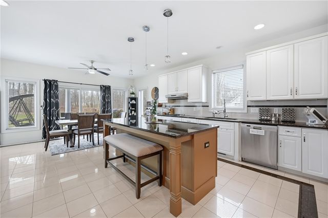 2440 Pierce Bluffs Dr, Hermitage, PA 16148