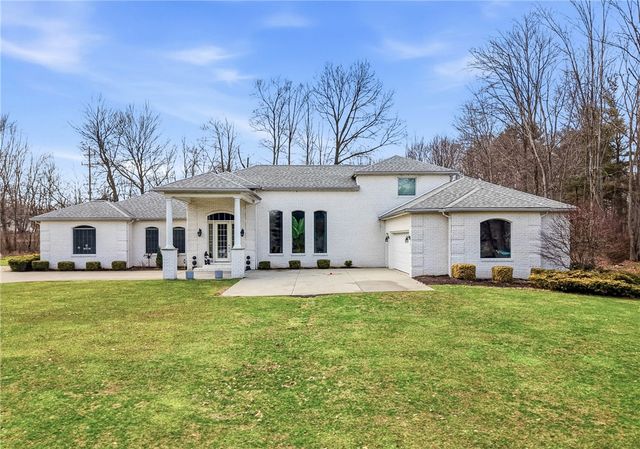 2440 Pierce Bluffs Dr, Hermitage, PA 16148