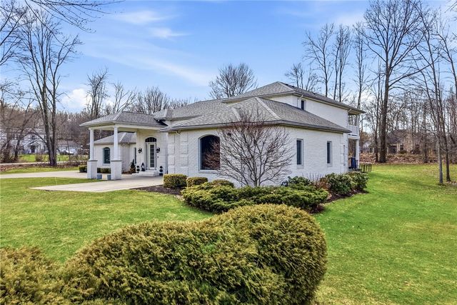 2440 Pierce Bluffs Dr, Hermitage, PA 16148