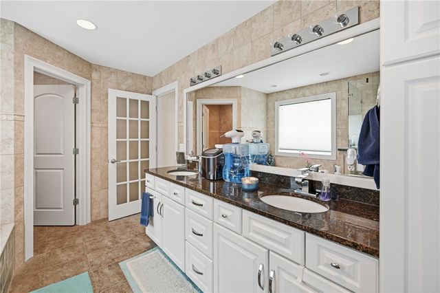 2440 Pierce Bluffs Dr, Hermitage, PA 16148