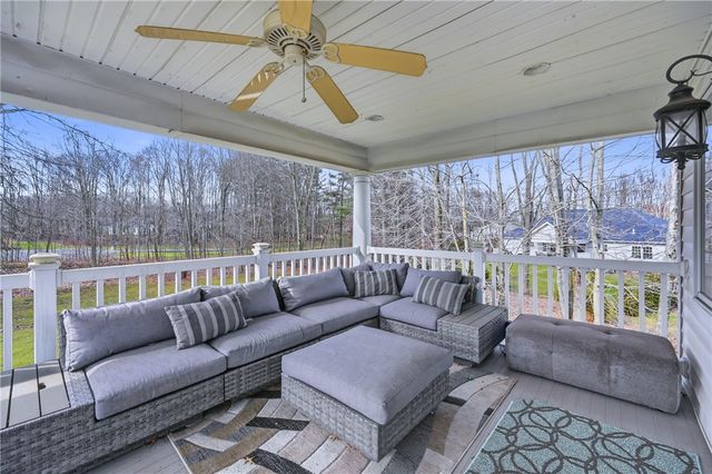 2440 Pierce Bluffs Dr, Hermitage, PA 16148