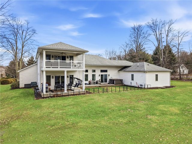 2440 Pierce Bluffs Dr, Hermitage, PA 16148