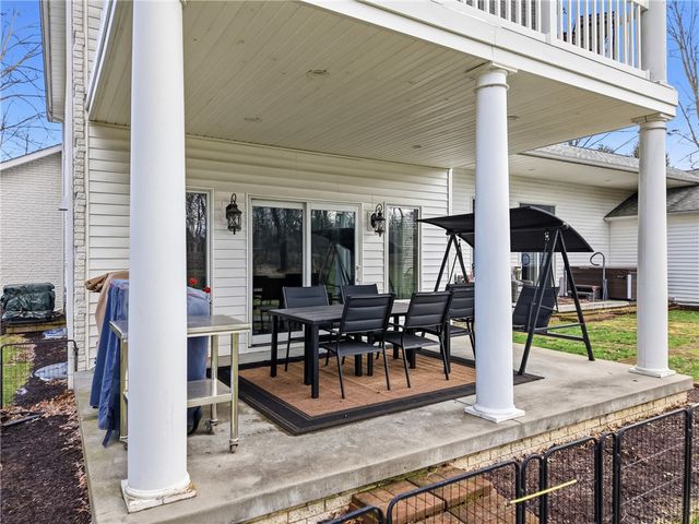 2440 Pierce Bluffs Dr, Hermitage, PA 16148