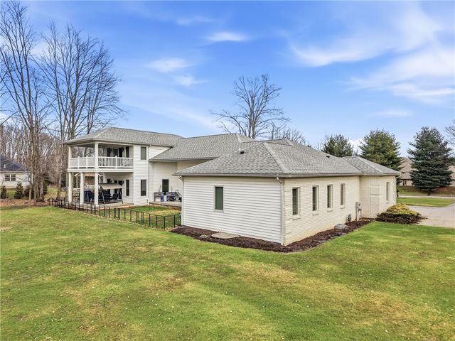 2440 Pierce Bluffs Dr, Hermitage, PA 16148