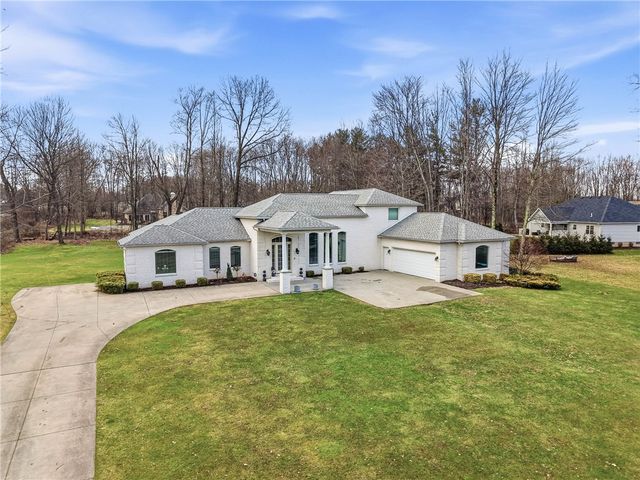 2440 Pierce Bluffs Dr, Hermitage, PA 16148