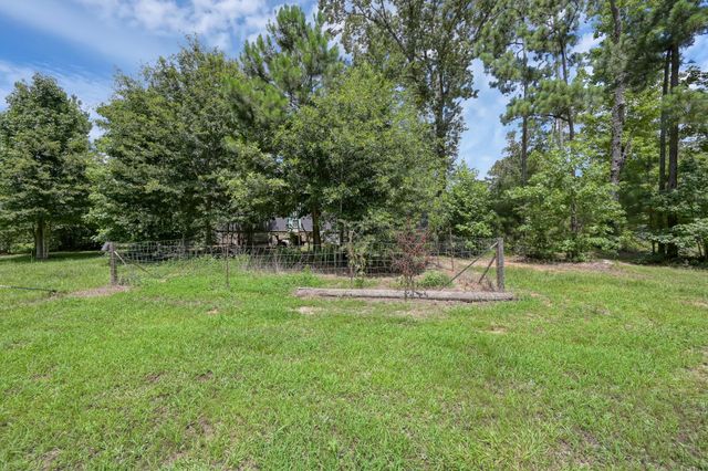 400 Raven Hill Road, Oakhurst, TX 77359