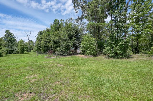 400 Raven Hill Road, Oakhurst, TX 77359