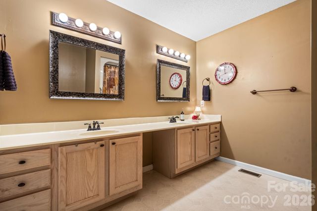 3956 Den Drive, Hickory, NC 28602