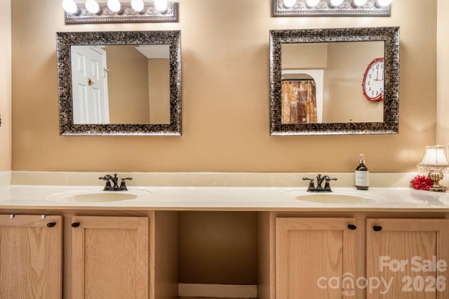 3956 Den Drive, Hickory, NC 28602