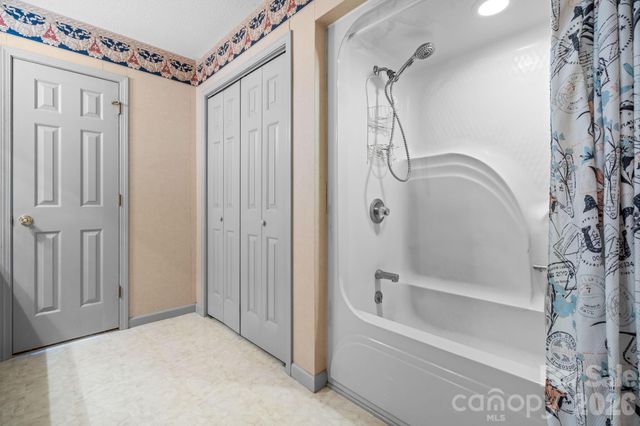 3956 Den Drive, Hickory, NC 28602