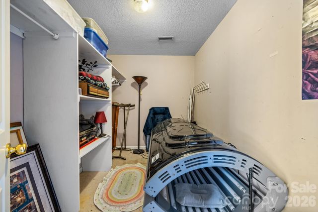 3956 Den Drive, Hickory, NC 28602