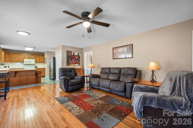 3956 Den Drive, Hickory, NC 28602