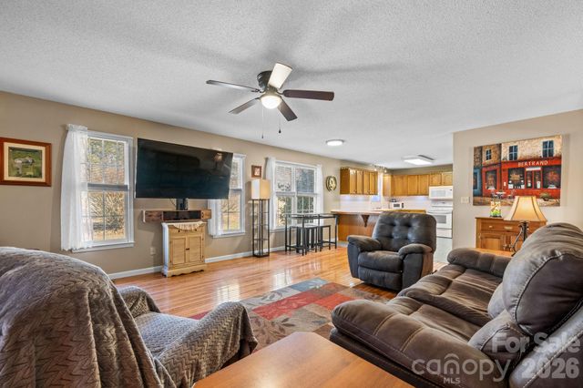 3956 Den Drive, Hickory, NC 28602