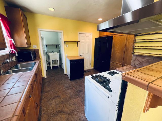 1222 W Flora St, Stockton, CA 95203