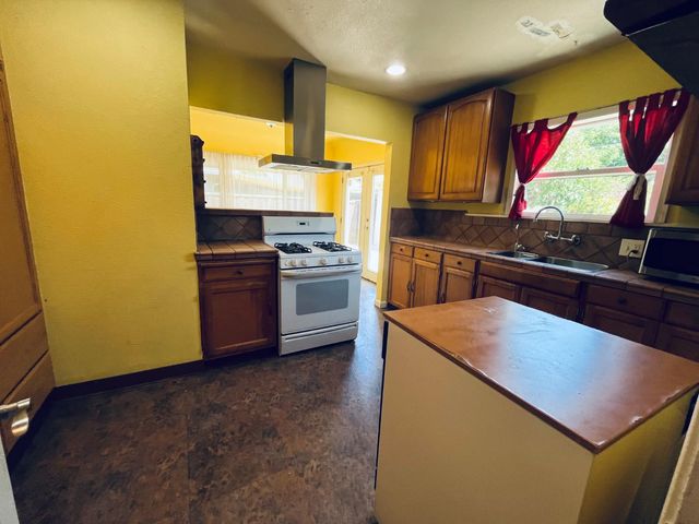 1222 W Flora St, Stockton, CA 95203