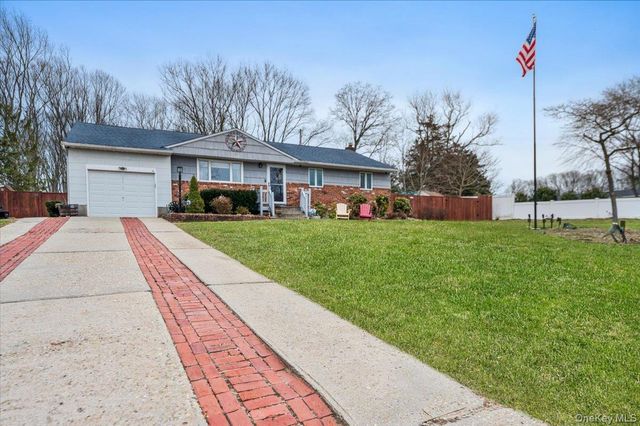 11 Lower Road, Smithtown, NY 11787