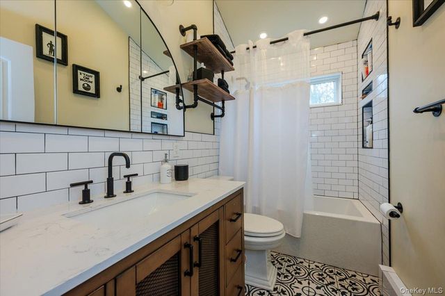 11 Lower Road, Smithtown, NY 11787