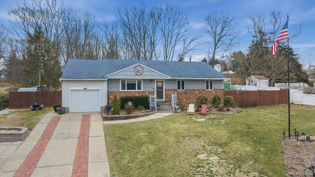 11 Lower Road, Smithtown, NY 11787