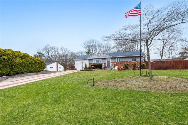 11 Lower Road, Smithtown, NY 11787