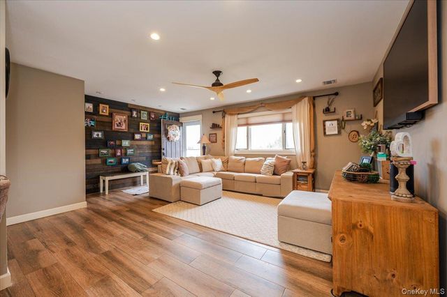 11 Lower Road, Smithtown, NY 11787