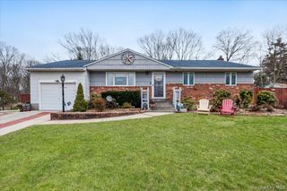 11 Lower Road, Smithtown, NY 11787