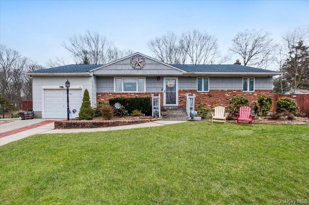 11 Lower Road, Smithtown, NY 11787