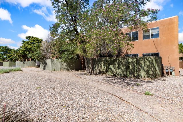 243 La Vida Nueva Del Oeste SW, Albuquerque, NM 87105