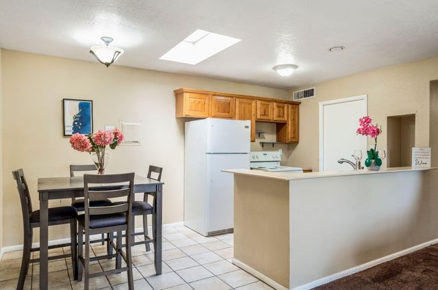 243 La Vida Nueva Del Oeste SW, Albuquerque, NM 87105