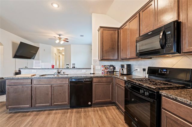 211 White Wing Lane, Sealy, TX 77474