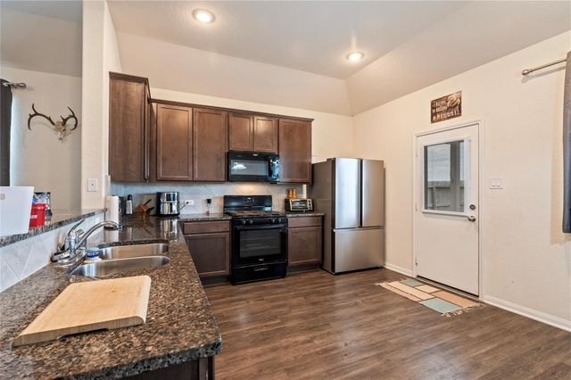 211 White Wing Lane, Sealy, TX 77474