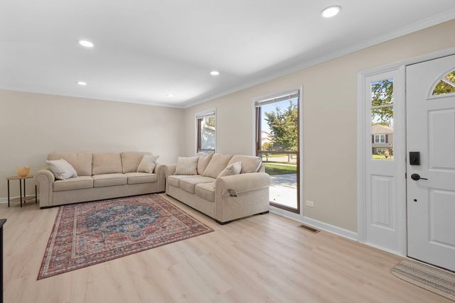 7S610 Lynn Drive, Naperville, IL 60540