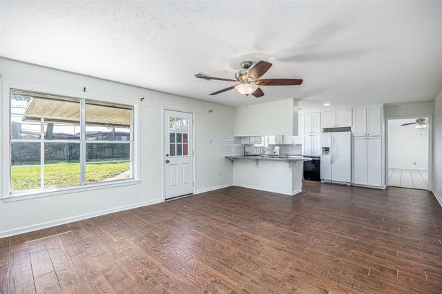 109 Staples Drive, Baytown, TX 77523