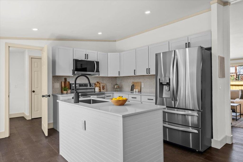 21503 Coyote TRL, Lago Vista, TX 78645