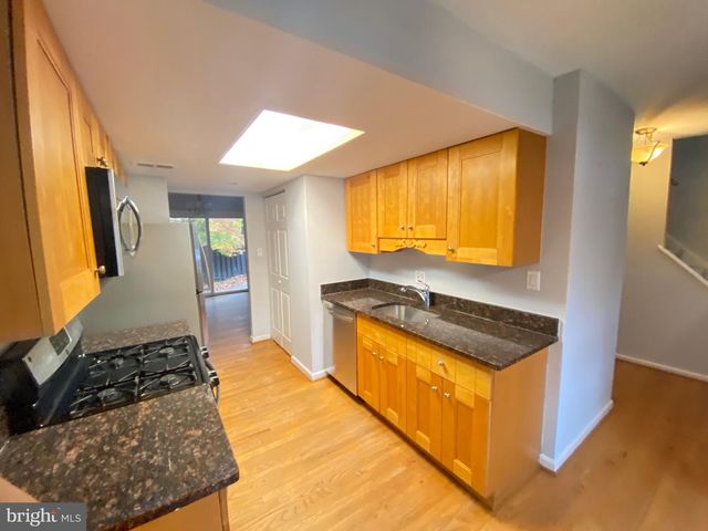 9244 SPRUCEWOOD RD, Burke, VA 22015