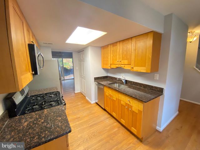 9244 SPRUCEWOOD RD, Burke, VA 22015