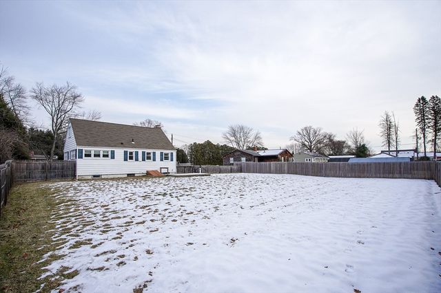 27 Campbell Dr, Agawam, MA 01001