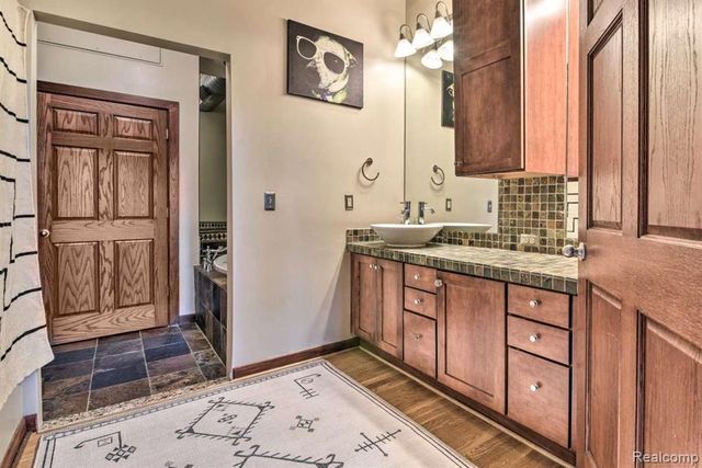 1395 Antietam 37, Detroit, MI 48207