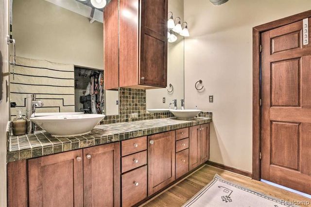1395 Antietam 37, Detroit, MI 48207