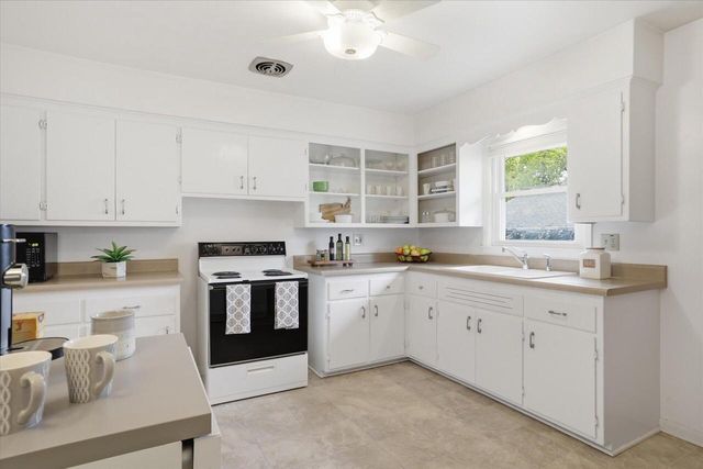 10035 W Highwood AVENUE, Wauwatosa, WI 53222