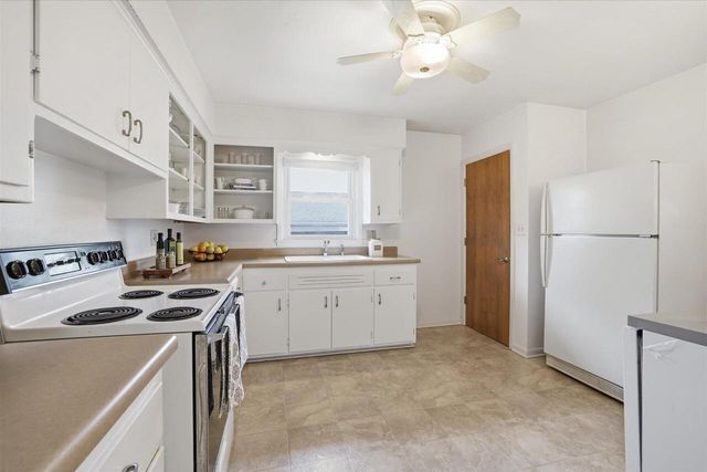 10035 W Highwood AVENUE, Wauwatosa, WI 53222