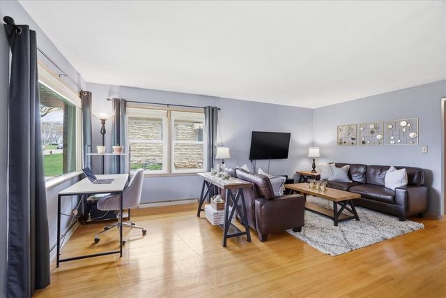 10035 W Highwood AVENUE, Wauwatosa, WI 53222