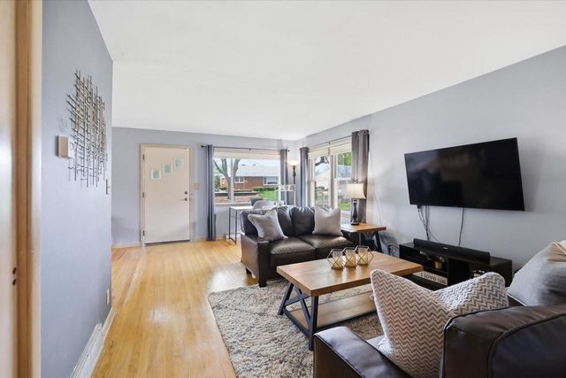 10035 W Highwood AVENUE, Wauwatosa, WI 53222
