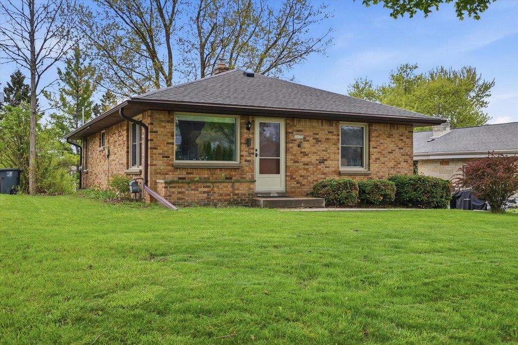 10035 W Highwood AVENUE, Wauwatosa, WI 53222