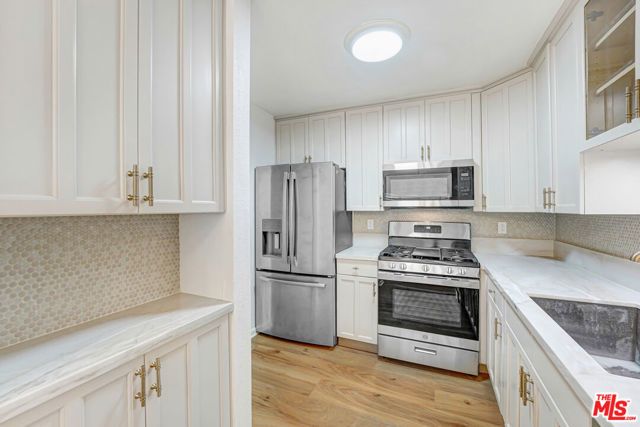 22123 Burbank Boulevard 2, Los Angeles, CA 91367