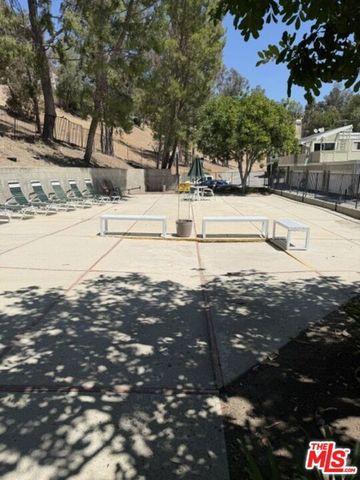 22123 Burbank Boulevard 2, Los Angeles, CA 91367