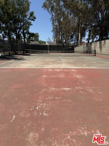 22123 Burbank Boulevard 2, Los Angeles, CA 91367