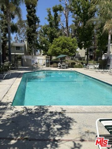22123 Burbank Boulevard 2, Los Angeles, CA 91367