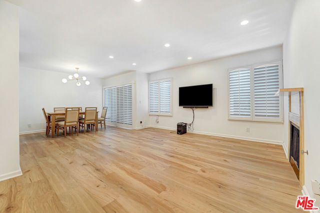 22123 Burbank Boulevard 2, Los Angeles, CA 91367